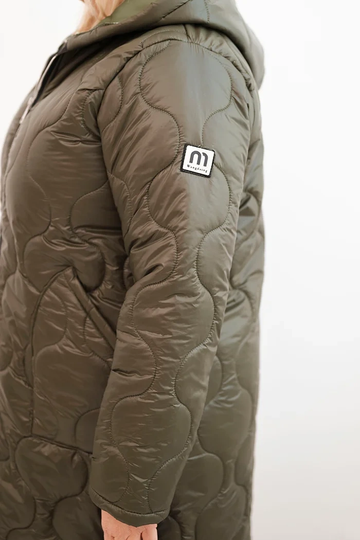 Kurtka damska Plus Size zimowa pikowana z kapturem khaki - obrazek 4