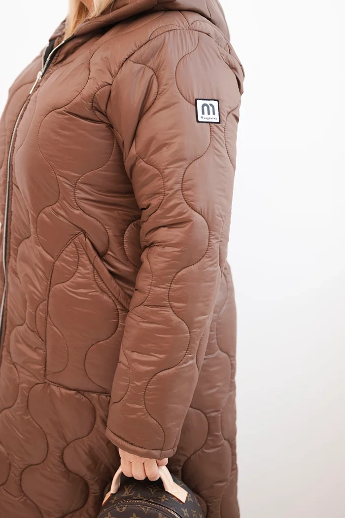 Kurtka damska Plus Size zimowa pikowana z kapturem czekoladowa - obrazek 4