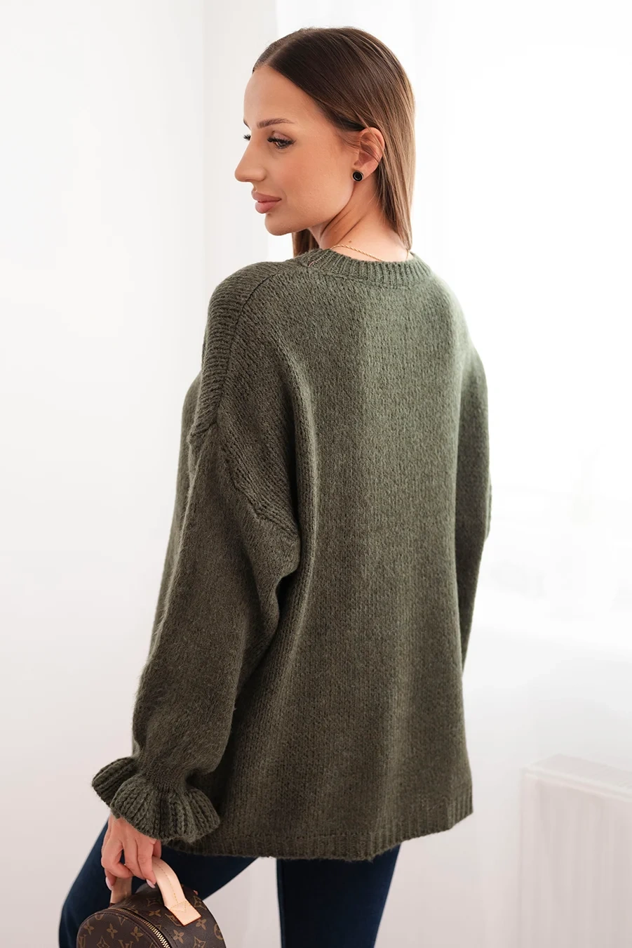 Sweter damski z dodatkiem moheru i wełny o luźnym fasonie khaki - obrazek 3