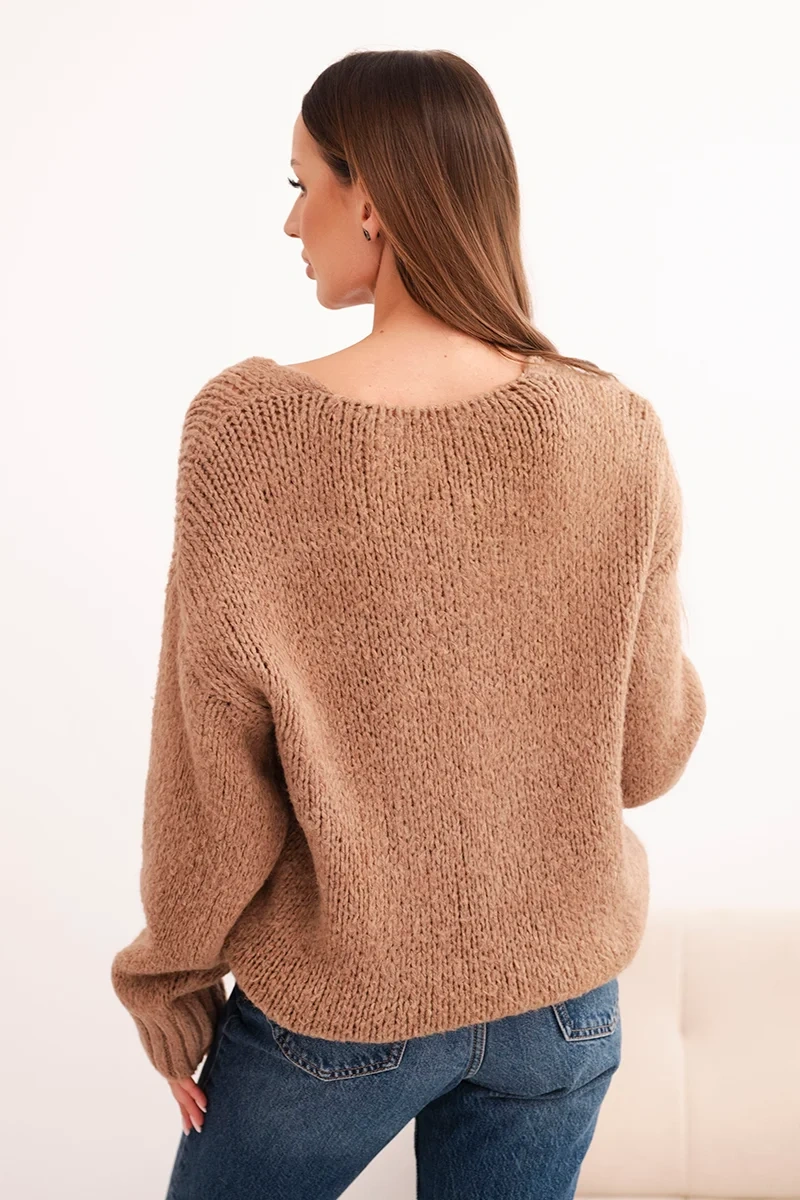 Sweter damski z domieszką wełny z dekoltem V camelowy - obrazek 3