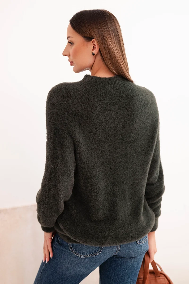 Sweter damski z wełną o miękkiej fakturze i długim rękawem khaki - obrazek 3