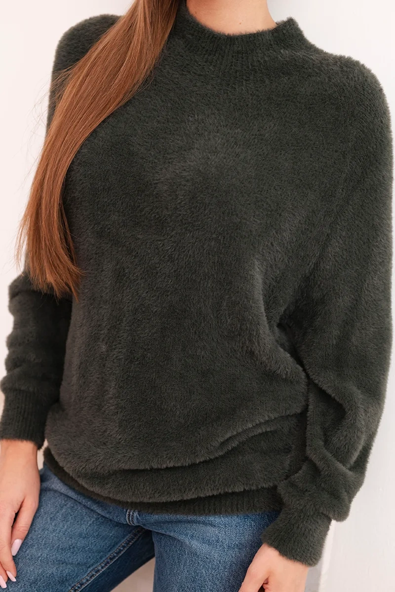 Sweter damski z wełną o miękkiej fakturze i długim rękawem khaki - obrazek 4