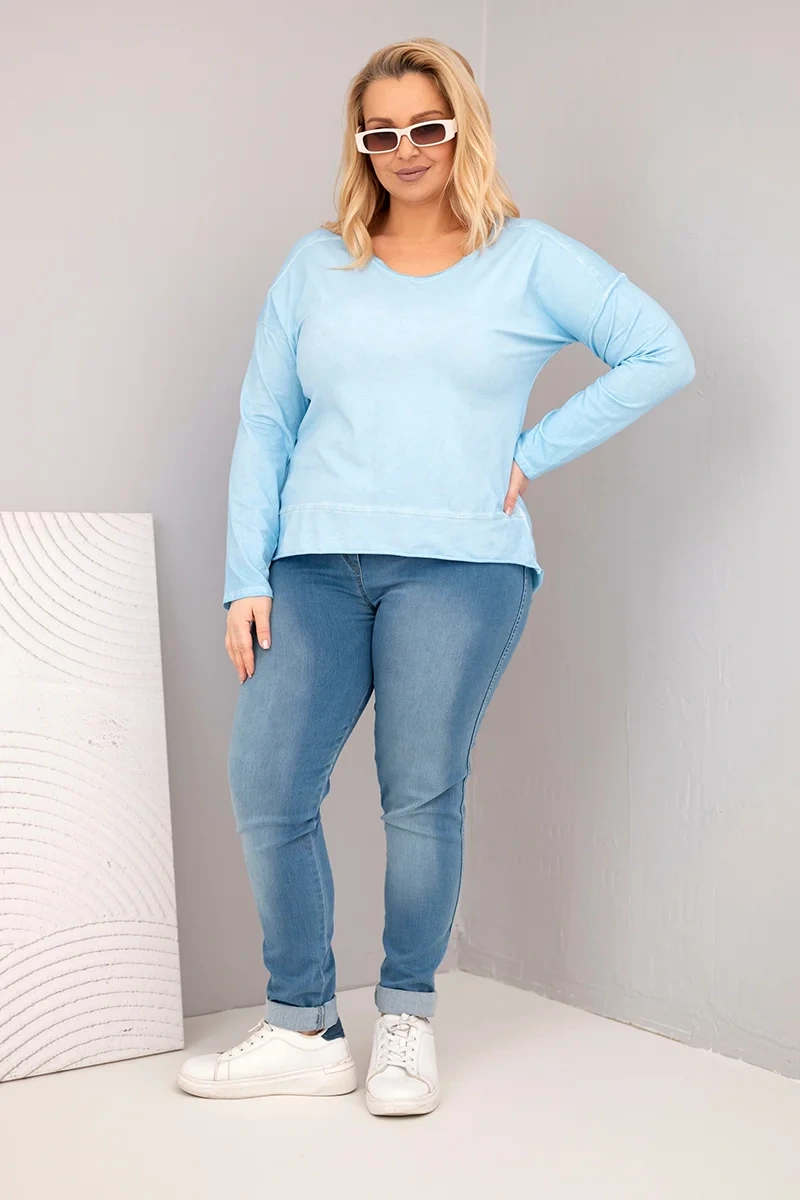 Bluzka damska Plus Size przecierana z dekoltem V i dłuższym tyłem niebieska - obrazek 2