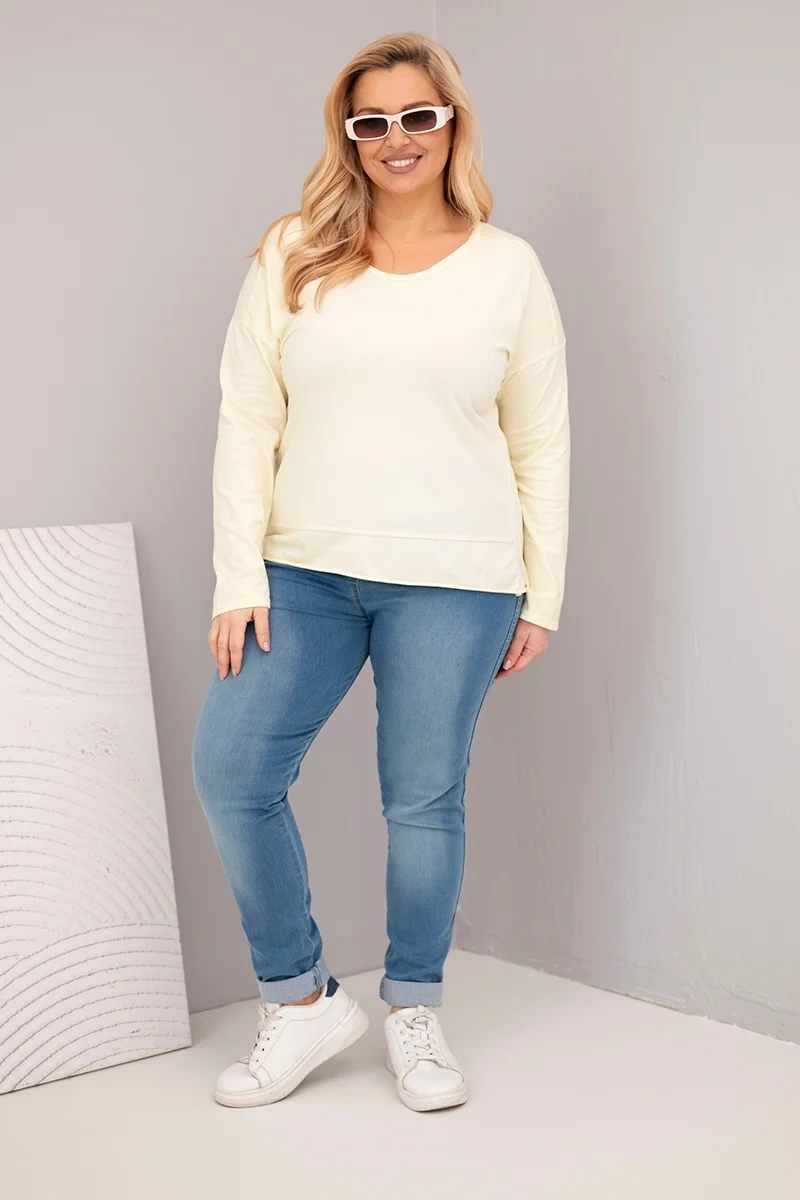 Bluzka damska Plus Size przecierana z dekoltem V i dłuższym tyłem żółta - obrazek 2