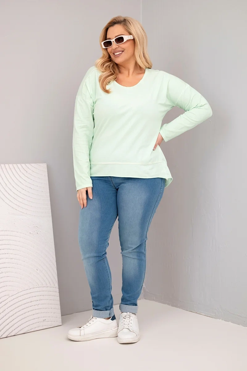 Bluzka damska Plus Size przecierana z dekoltem V i dłuższym tyłem miętowa - obrazek 2