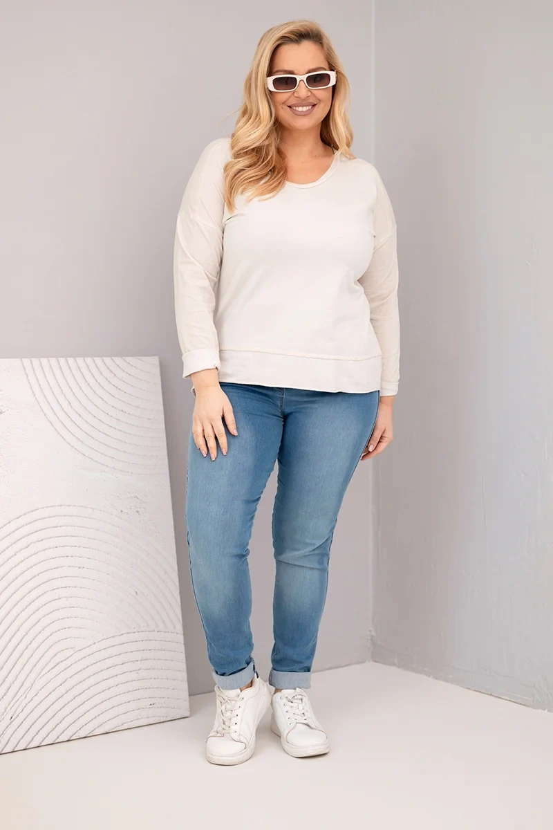 Bluzka damska Plus Size przecierana z dekoltem V i dłuższym tyłem beżowa - obrazek 2