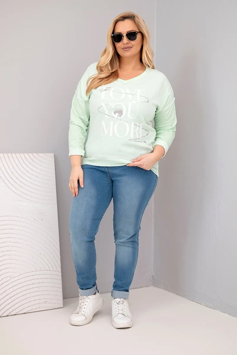 Bluzka damska Plus Size przecierana z napisem Love You More miętowa - obrazek 2