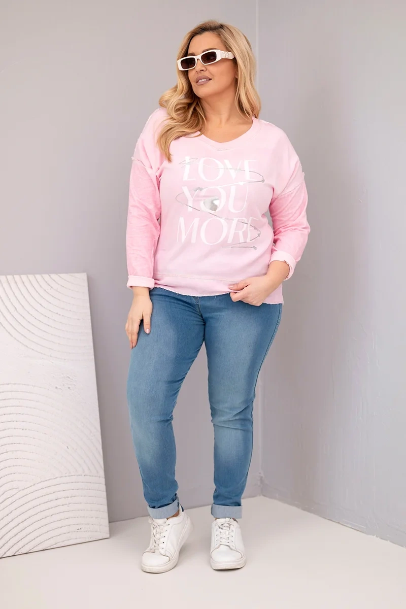 Bluzka damska Plus Size przecierana z napisem Love You More jasno różowa - obrazek 3