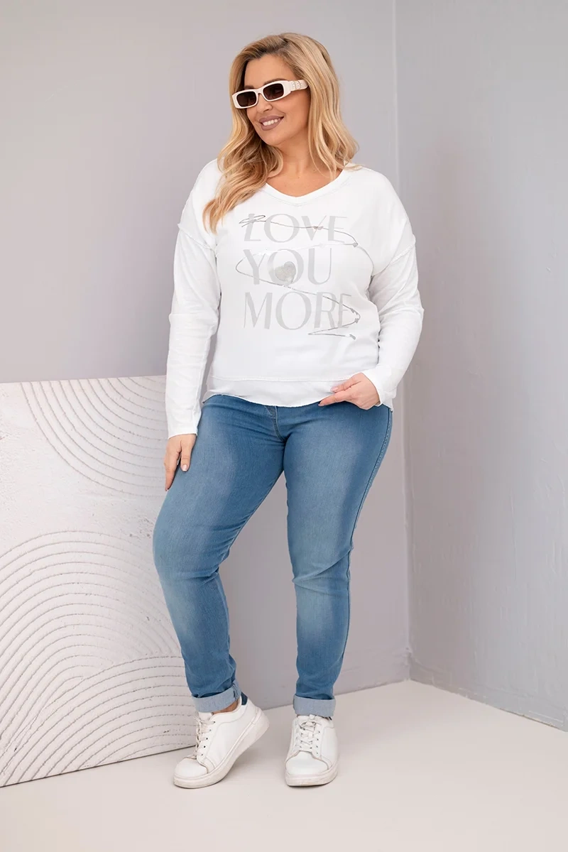 Bluzka damska Plus Size przecierana z napisem Love You More biała - obrazek 3