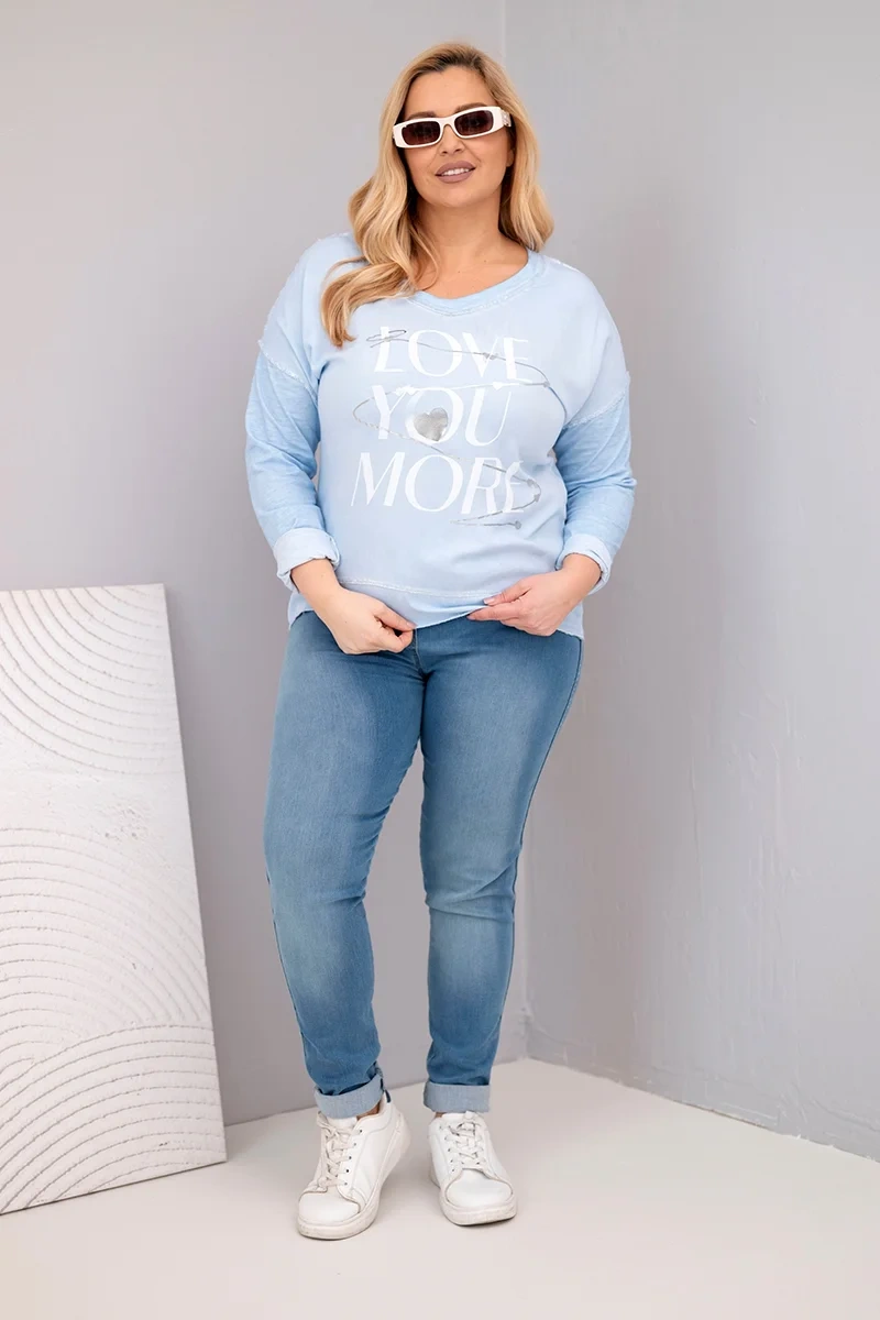 Bluzka damska Plus Size przecierana z napisem Love You More niebieska - obrazek 3