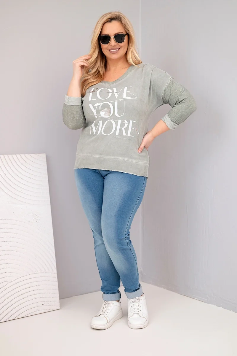 Bluzka damska Plus Size przecierana z napisem Love You More khaki - obrazek 3