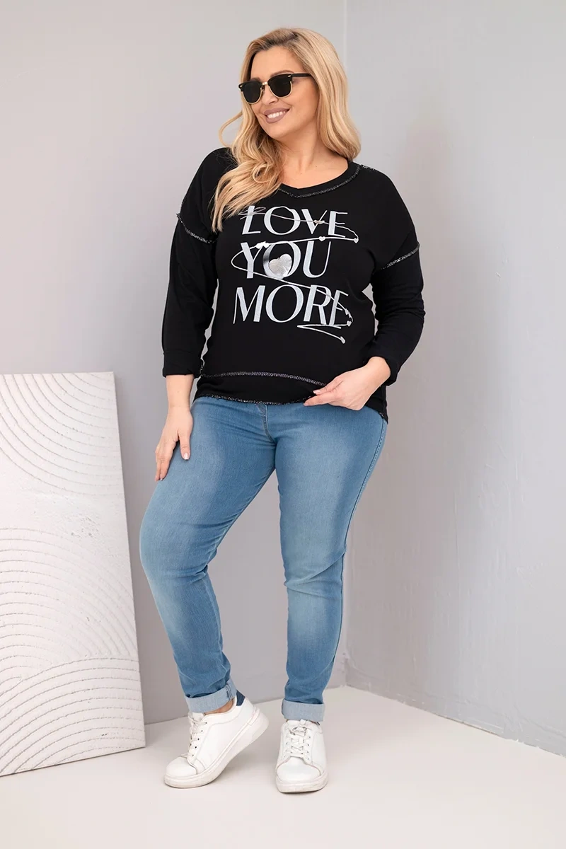Bluzka damska Plus Size przecierana z napisem Love You More czarna - obrazek 3