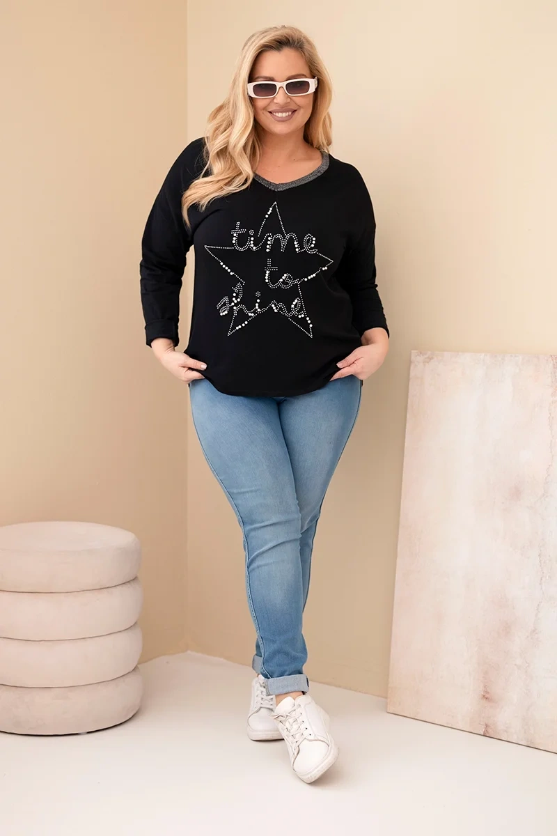 Bluzka damska Plus Size przecierana z napisem i perełkami czarna - obrazek 3