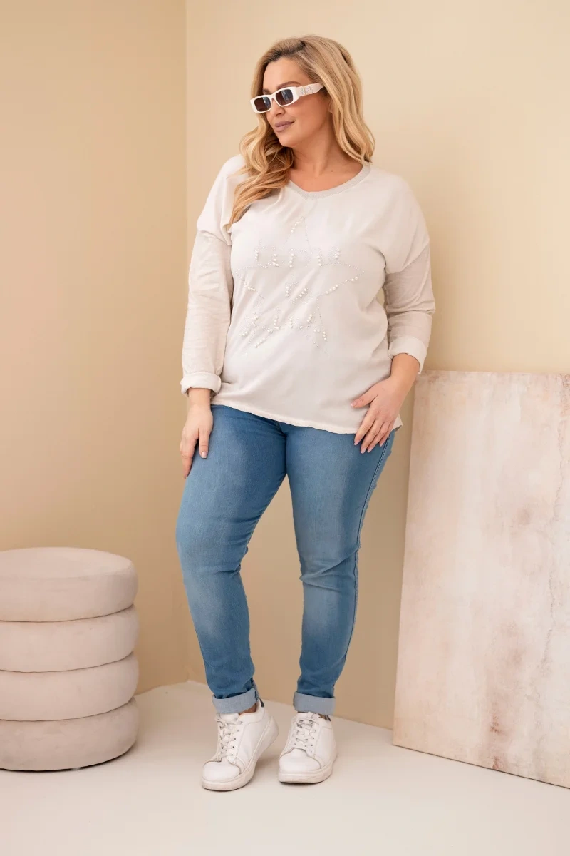 Bluzka damska Plus Size przecierana z napisem i perełkami beżowa - obrazek 3