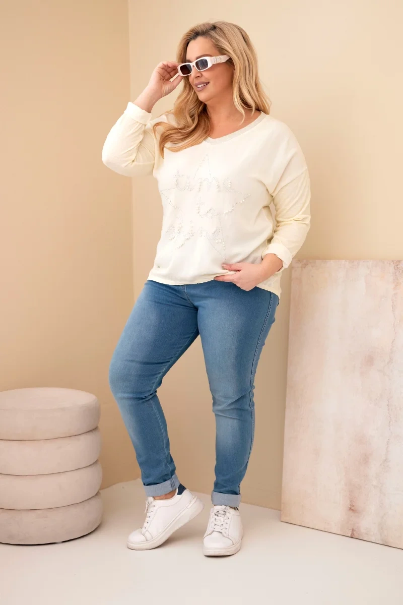 Bluzka damska Plus Size przecierana z napisem i perełkami żółty - obrazek 3