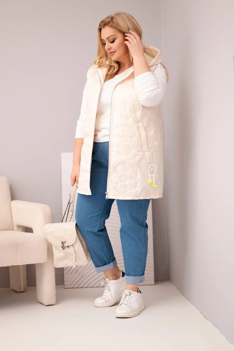 Kamizelka damska Plus Size z kapturem i pikowaniem w kwiaty jasno beżowa - obrazek 3