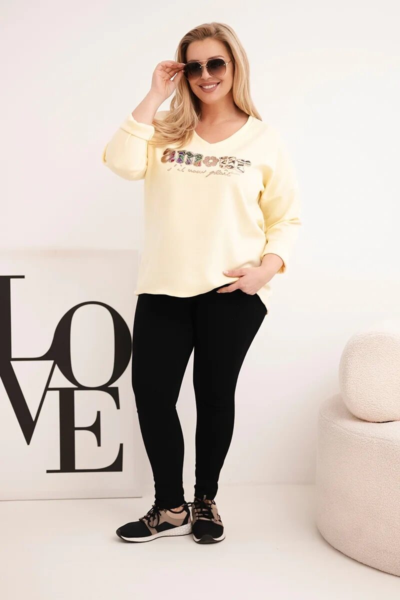 Bluza damska Plus Size z napisem i dekoltem V żółta - obrazek 3