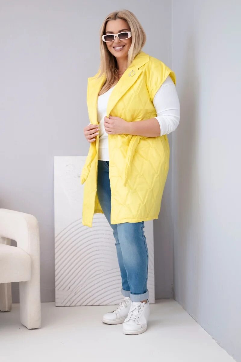 Kamizelka damska Plus Size pikowana z paskiem i kołnierzem żółta - obrazek 2