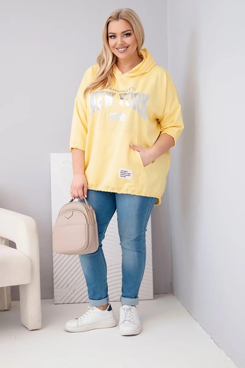 Bluza damska Plus Size wiskozowa z kapturem i kieszenią kangurką żółta - obrazek 2