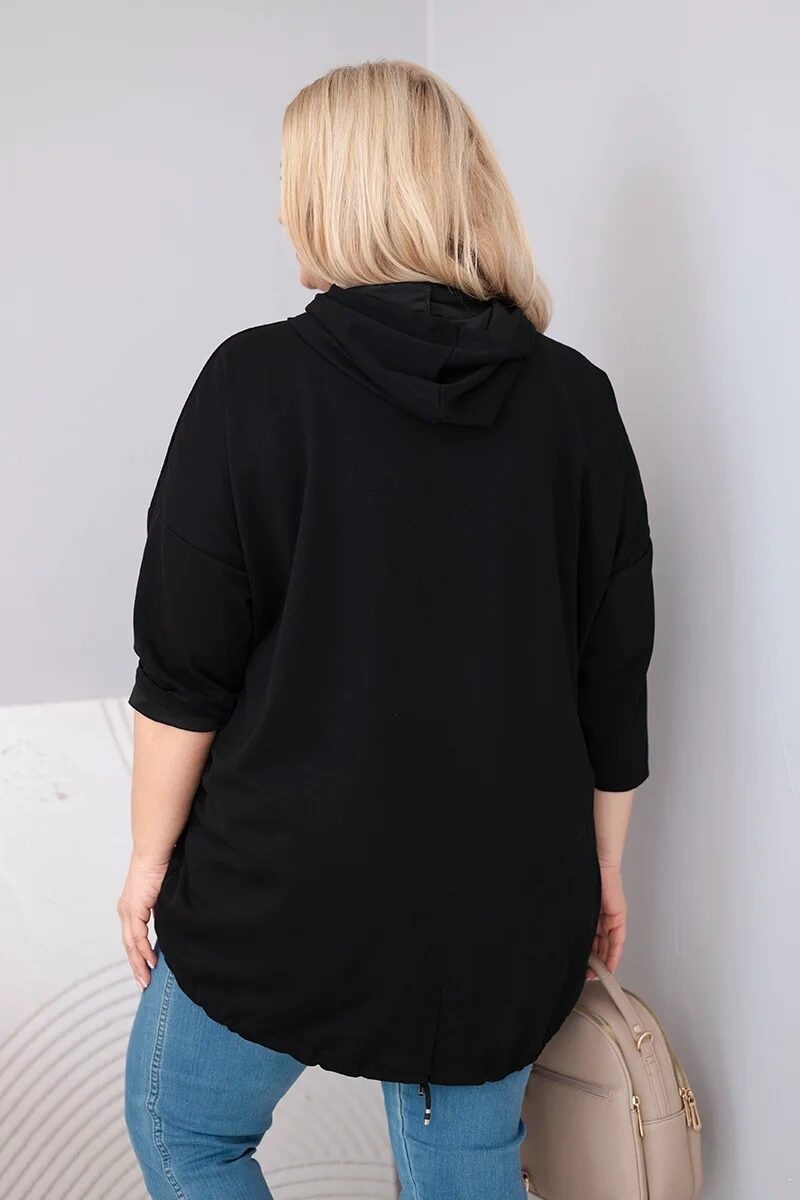 Bluza damska Plus Size wiskozowa z kapturem i kieszenią kangurką czarna - obrazek 3