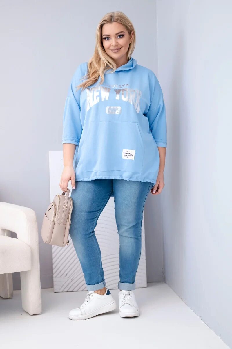 Bluza damska Plus Size wiskozowa z kapturem i kieszenią kangurką niebieska - obrazek 2