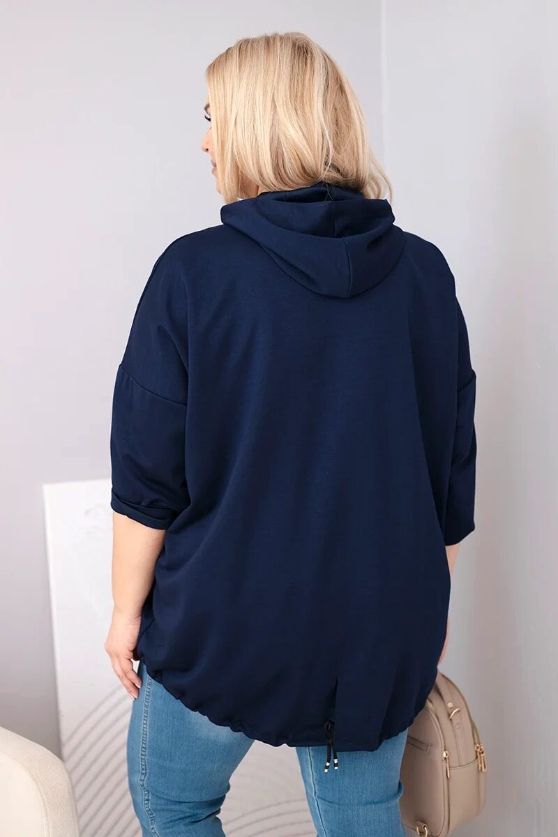 Bluza damska Plus Size wiskozowa z kapturem i kieszenią kangurką granatowa - obrazek 3