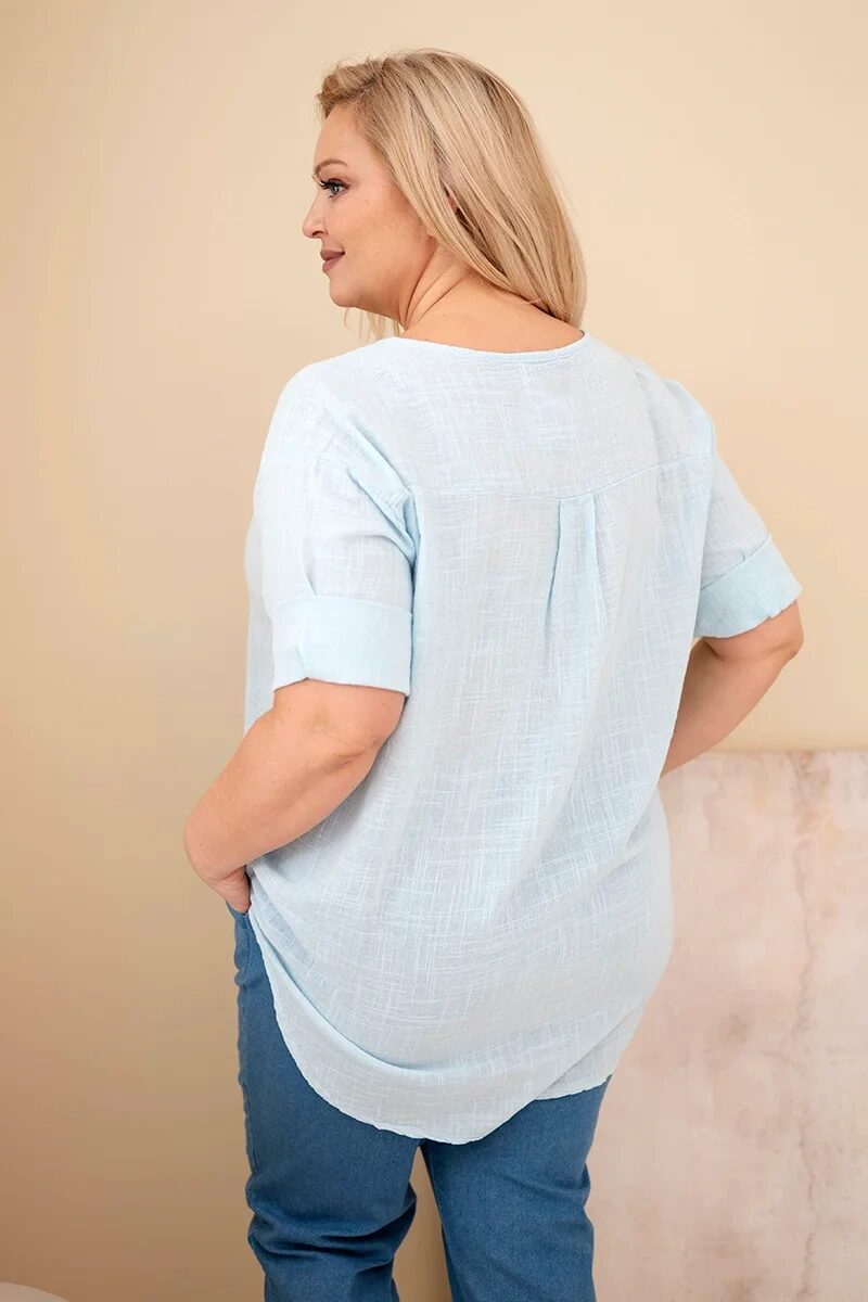 Bluzka damska bawełniana Plus Size z dekoltem na guziki niebieska - obrazek 3