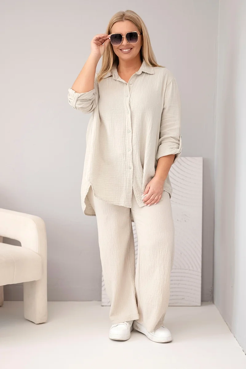 Komplet damski muślinowy Plus Size z koszulą zapinaną na guziki i spodniami z szeroką nogawką beżowy - obrazek 2
