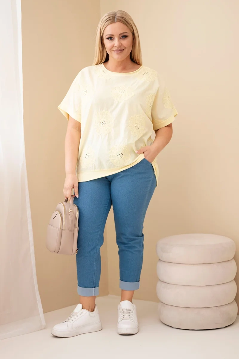 Bluzka damska bawełniana Plus Size z haftowanymi kwiatami żółta - obrazek 3