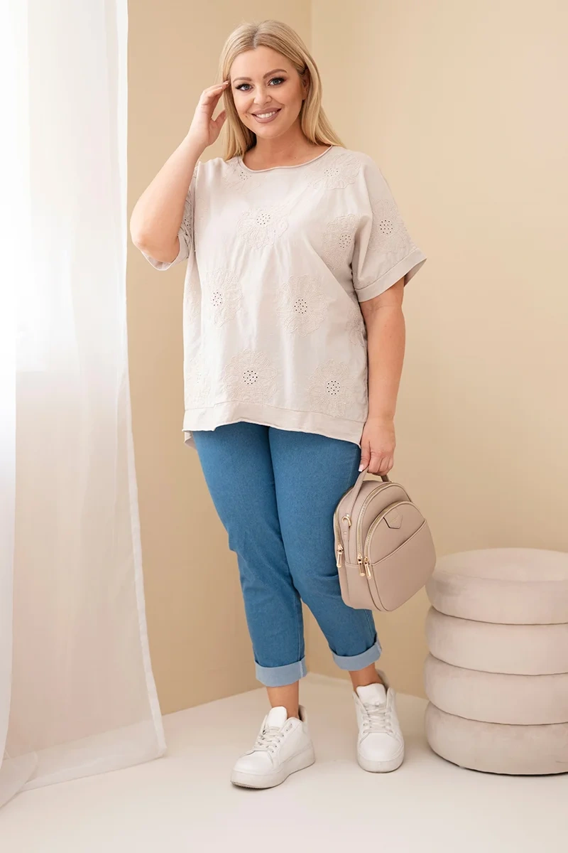 Bluzka damska bawełniana Plus Size z haftowanymi kwiatami beżowa - obrazek 2