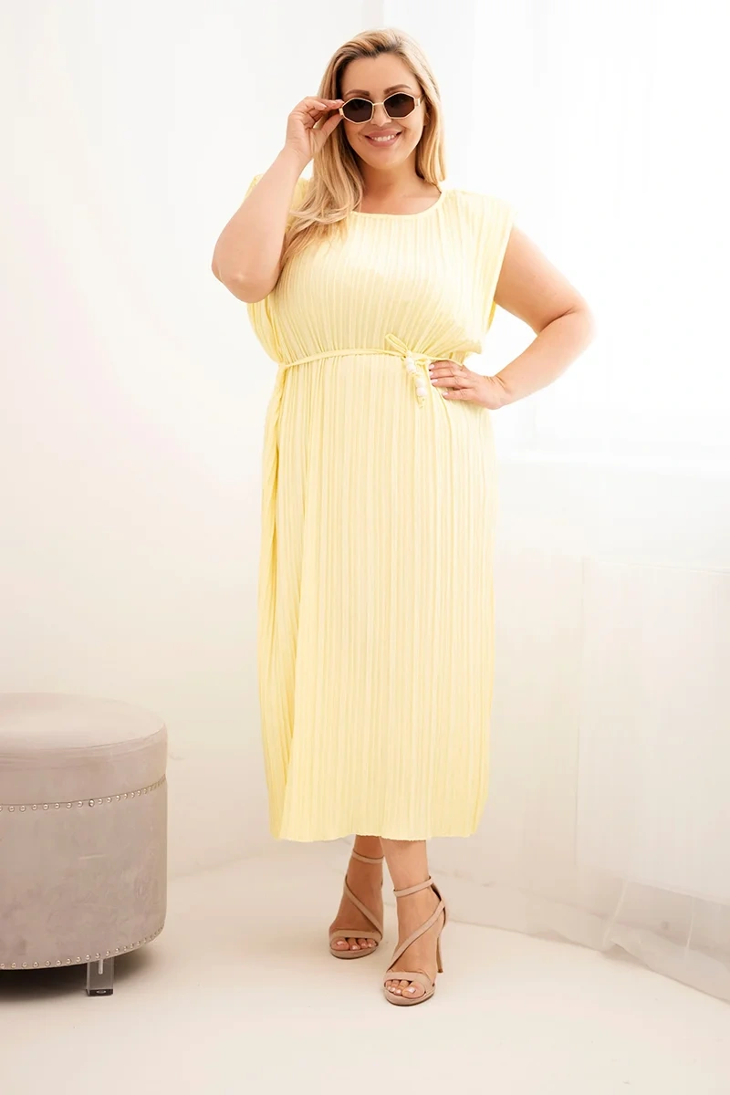 Sukienka damska Plus Size wiskozowa plisowana z wiązaniem żółta - obrazek 2