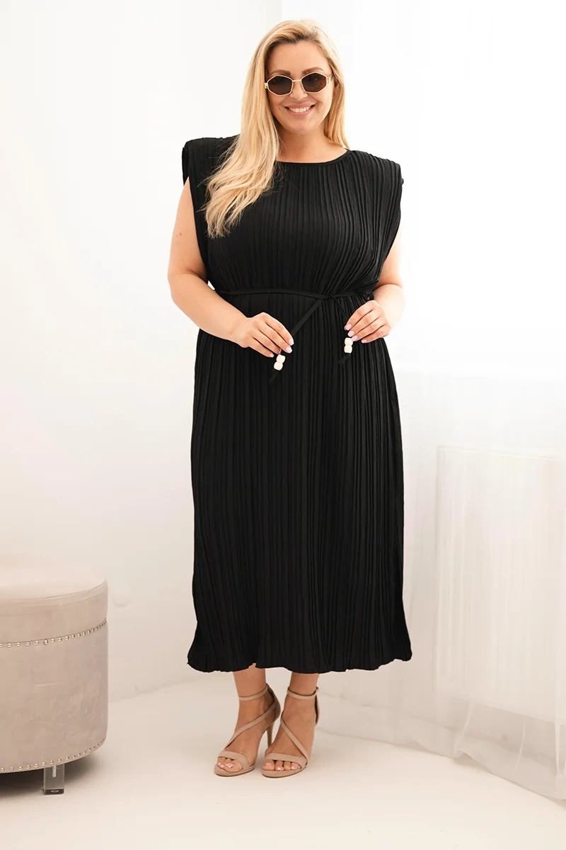 Sukienka damska Plus Size wiskozowa plisowana z wiązaniem czarna - obrazek 2