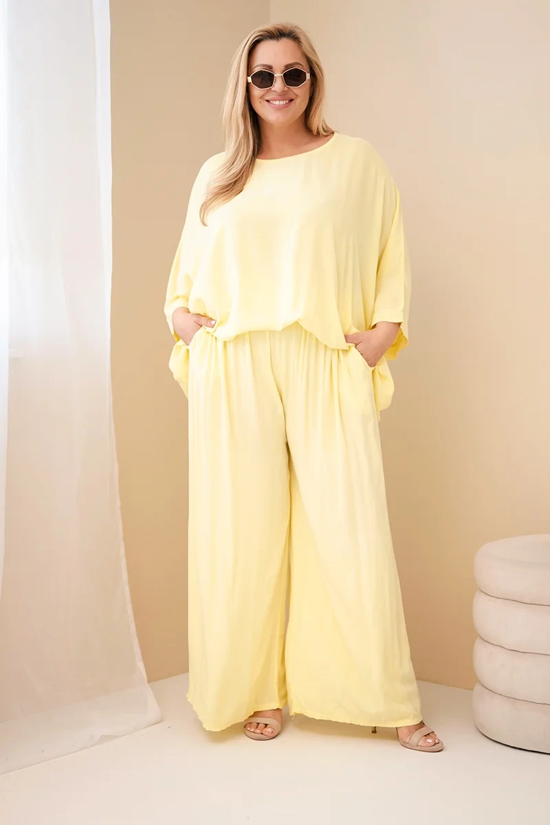 Komplet damski Plus Size wiskozowy z szerokimi spodniami i bluzką żółty - obrazek 2