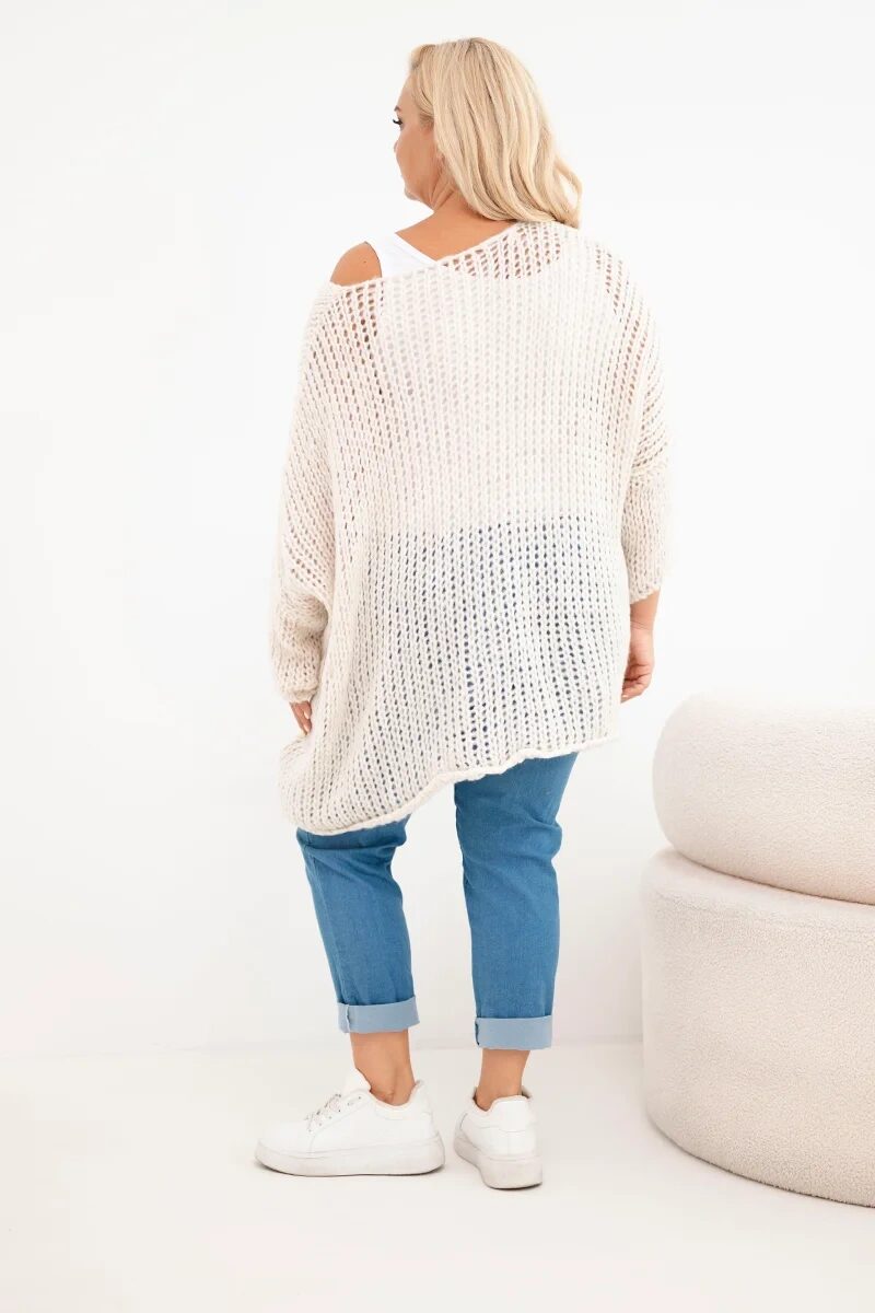 Sweter damski ażurowy oversize z dekoltem V i dłuższym tyłem beżowy - obrazek 3