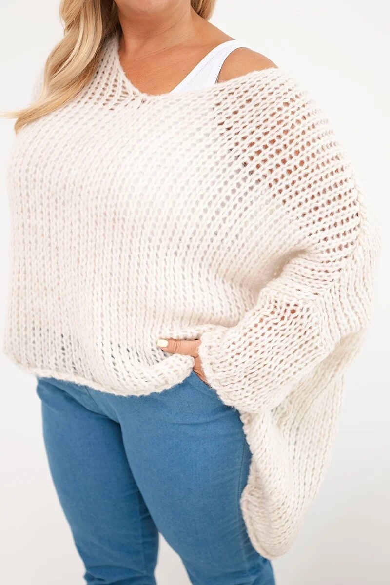 Sweter damski ażurowy oversize z dekoltem V i dłuższym tyłem beżowy - obrazek 4