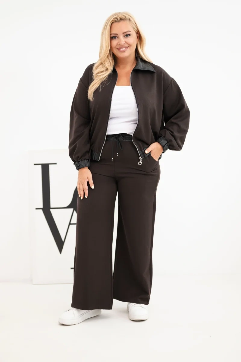 Komplet damski Plus Size z bluzą na zamek i szerokimi spodniami brązowy - obrazek 2
