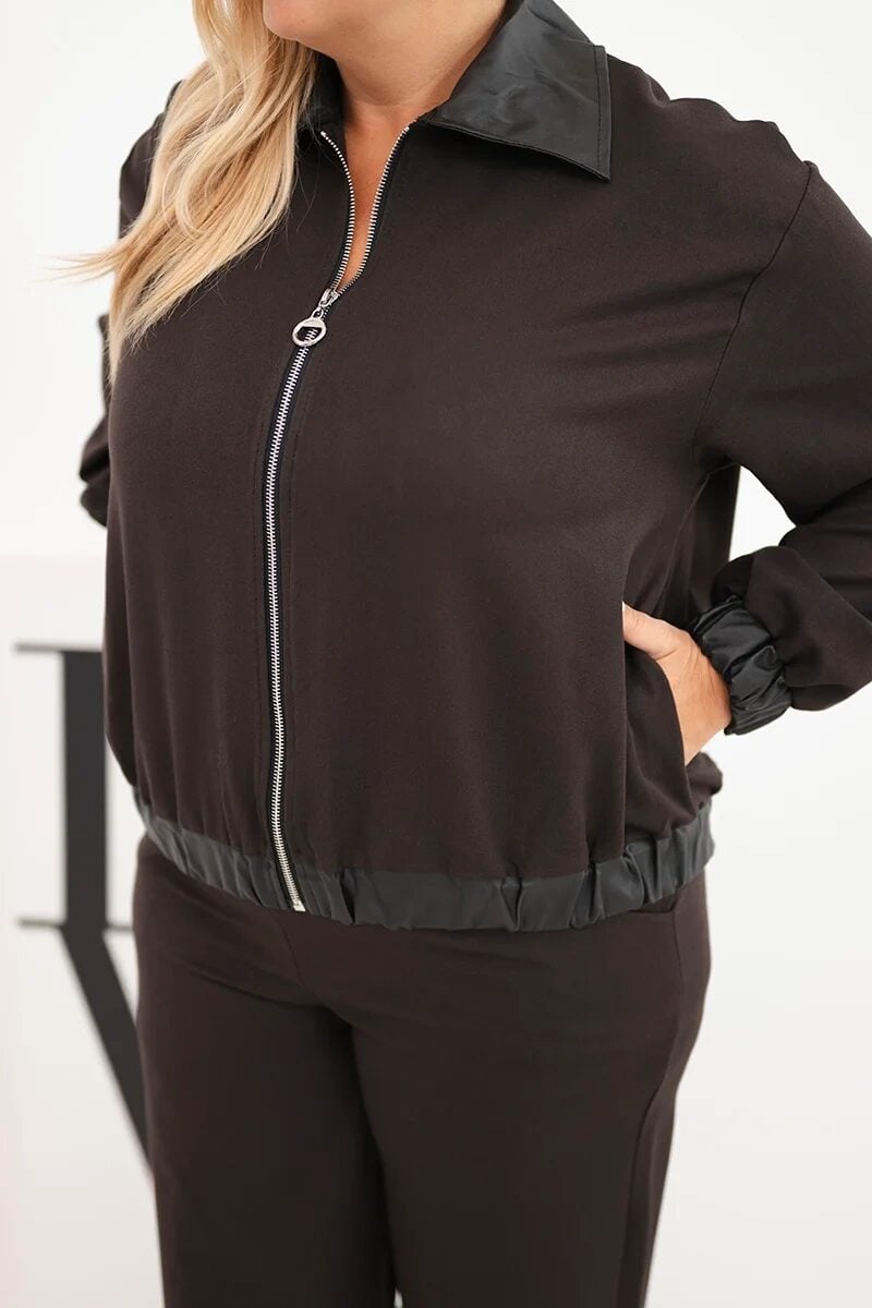 Komplet damski Plus Size z bluzą na zamek i szerokimi spodniami brązowy - obrazek 4