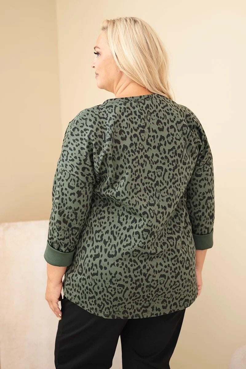 Bluzka damska Plus Size w panterkę z dłuższym tyłem khaki - obrazek 3