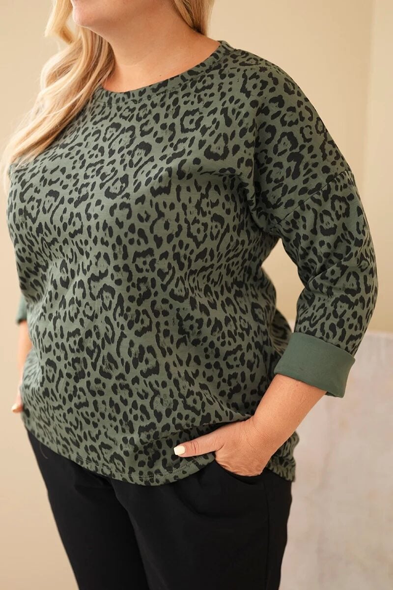 Bluzka damska Plus Size w panterkę z dłuższym tyłem khaki - obrazek 4
