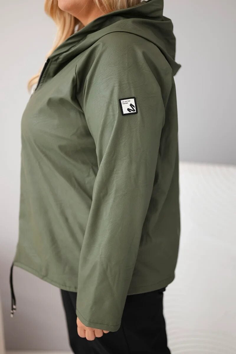 Kurtka damska Plus Size z kapturem i regulowanym dołem khaki - obrazek 4