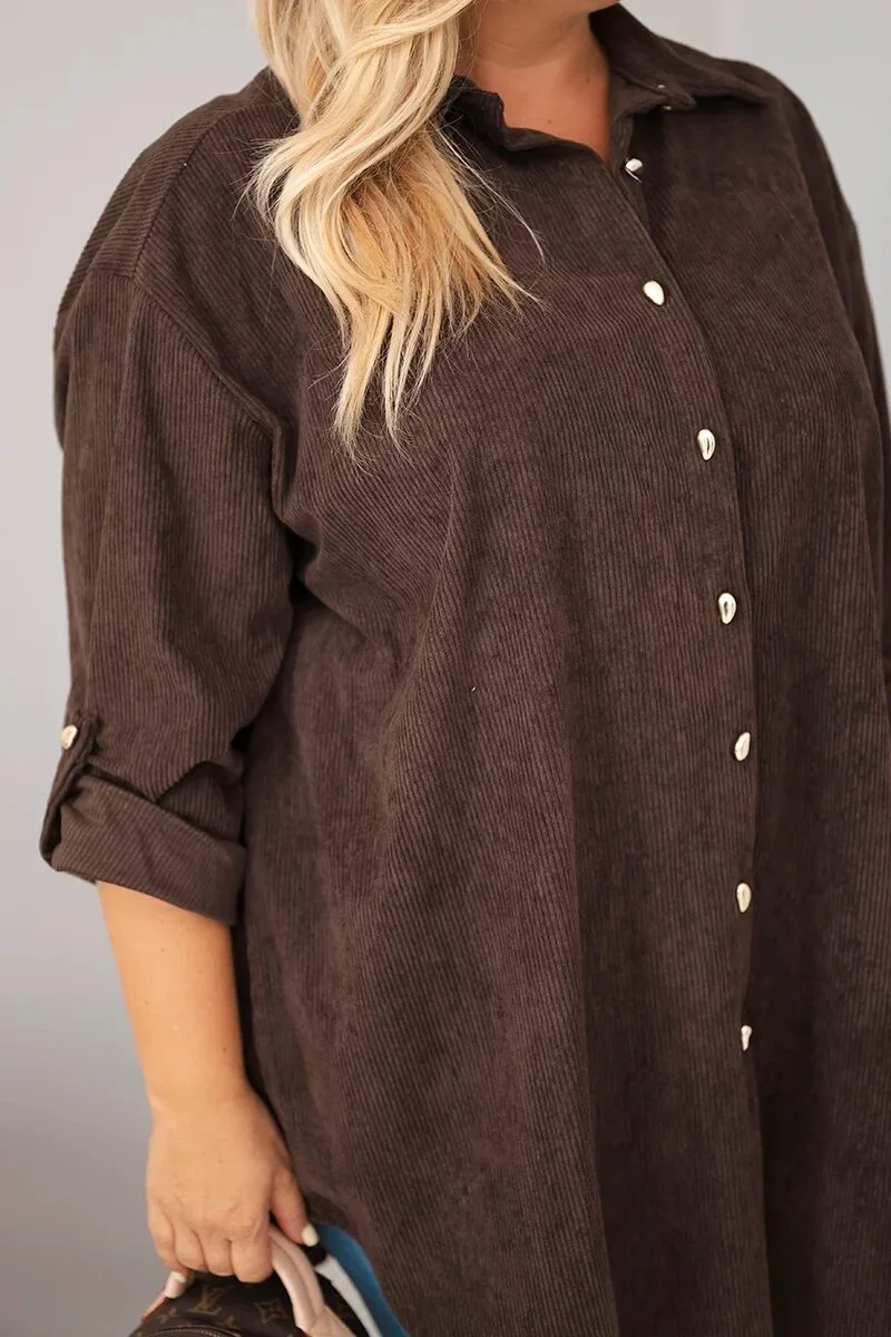 Koszula damska Plus Size z wiskozy sztruksowa z podpinanymi rękawami brązowa - obrazek 4