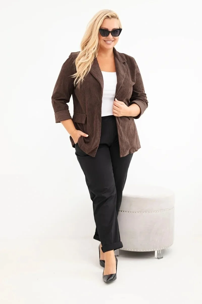 Marynarka damska Plus Size sztruksowa z klapami i kieszeniami brązowa - obrazek 2