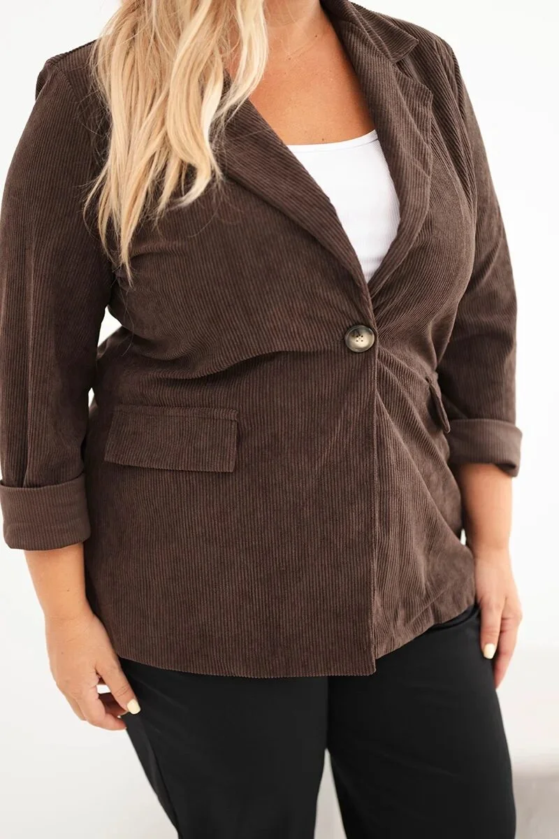 Marynarka damska Plus Size sztruksowa z klapami i kieszeniami brązowa - obrazek 4