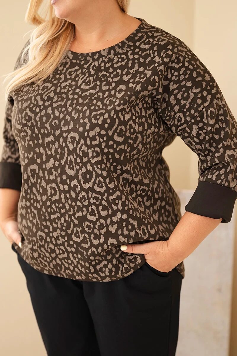 Bluzka damska Plus Size w panterkę z dłuższym tyłem brązowa - obrazek 4