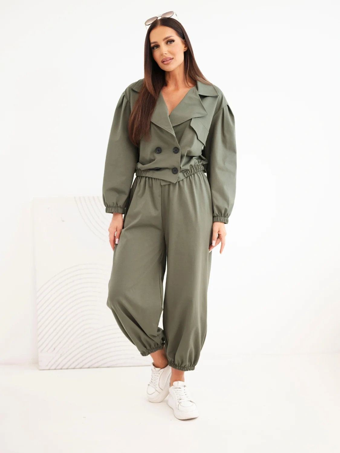 Komplet damski bawełniany z kołnierzem i spodniami jogger khaki - obrazek 2