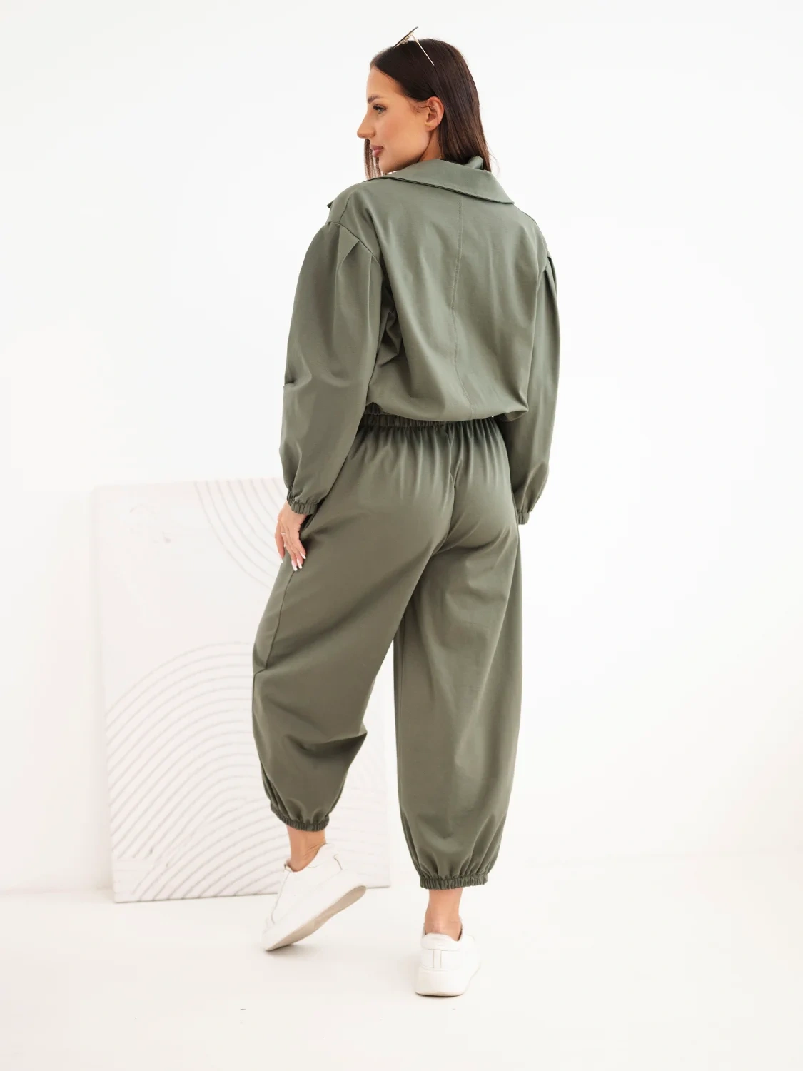 Komplet damski bawełniany z kołnierzem i spodniami jogger khaki - obrazek 3