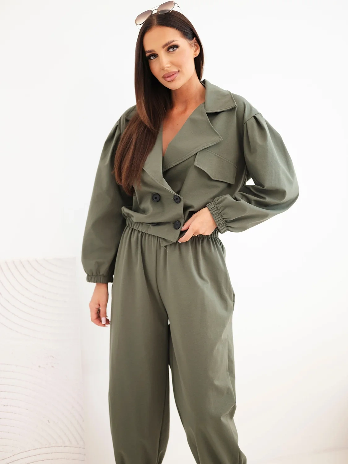 Komplet damski bawełniany z kołnierzem i spodniami jogger khaki