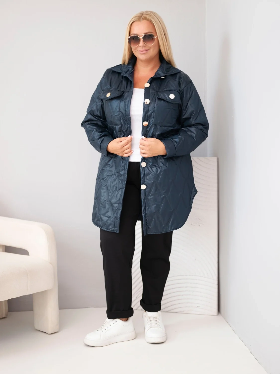 Kurtka damska Plus Size pikowana z kołnierzem i kieszeniami granatowa - obrazek 2