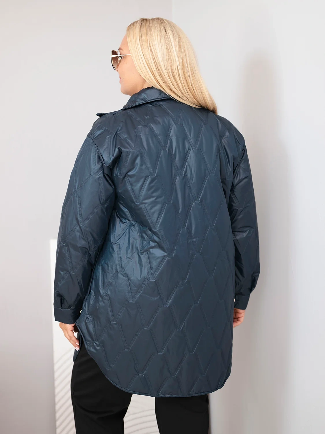 Kurtka damska Plus Size pikowana z kołnierzem i kieszeniami granatowa - obrazek 3
