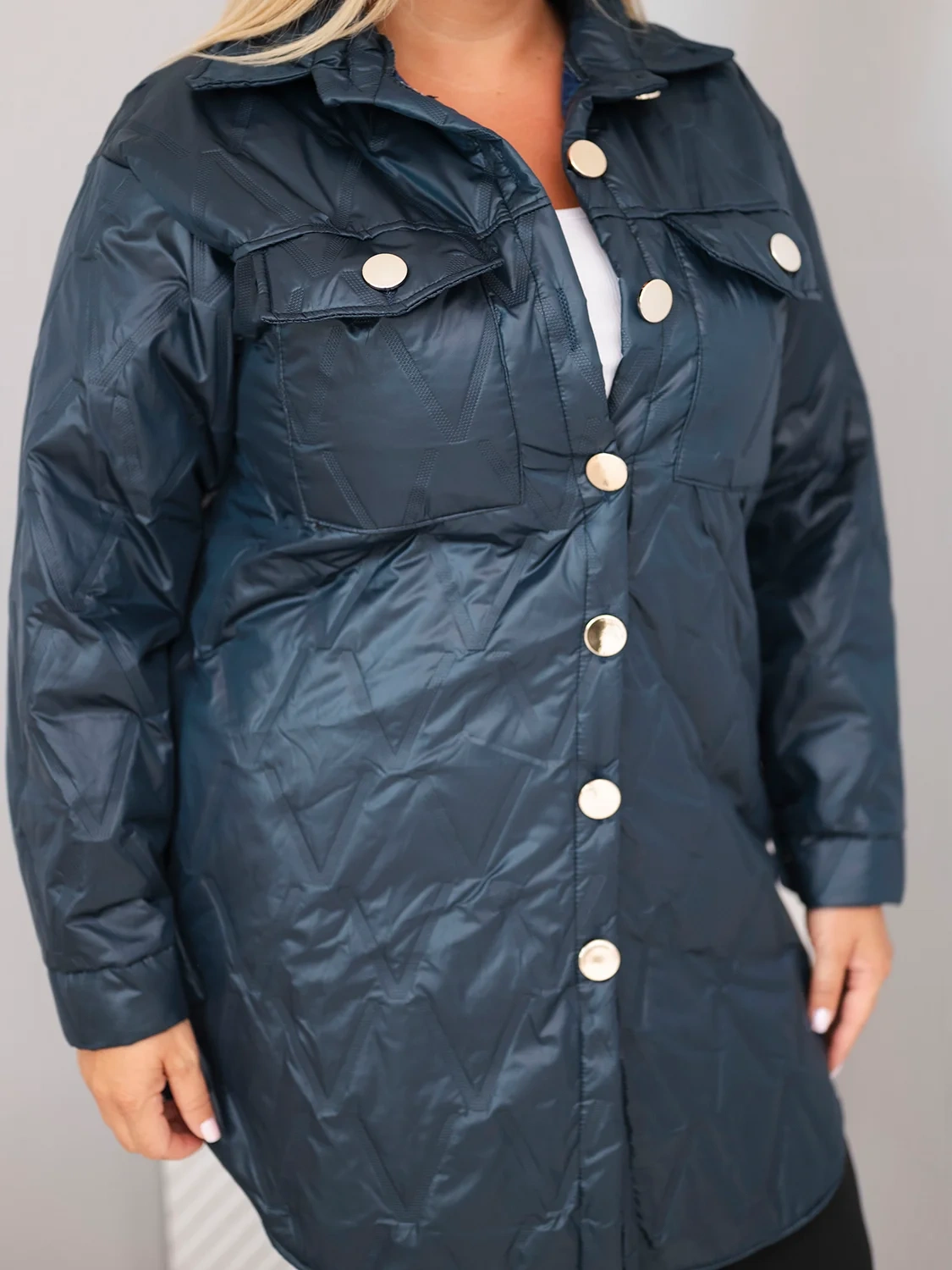 Kurtka damska Plus Size pikowana z kołnierzem i kieszeniami granatowa - obrazek 4